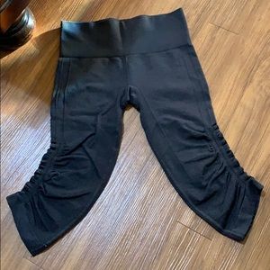 Lululemon in the flow crop